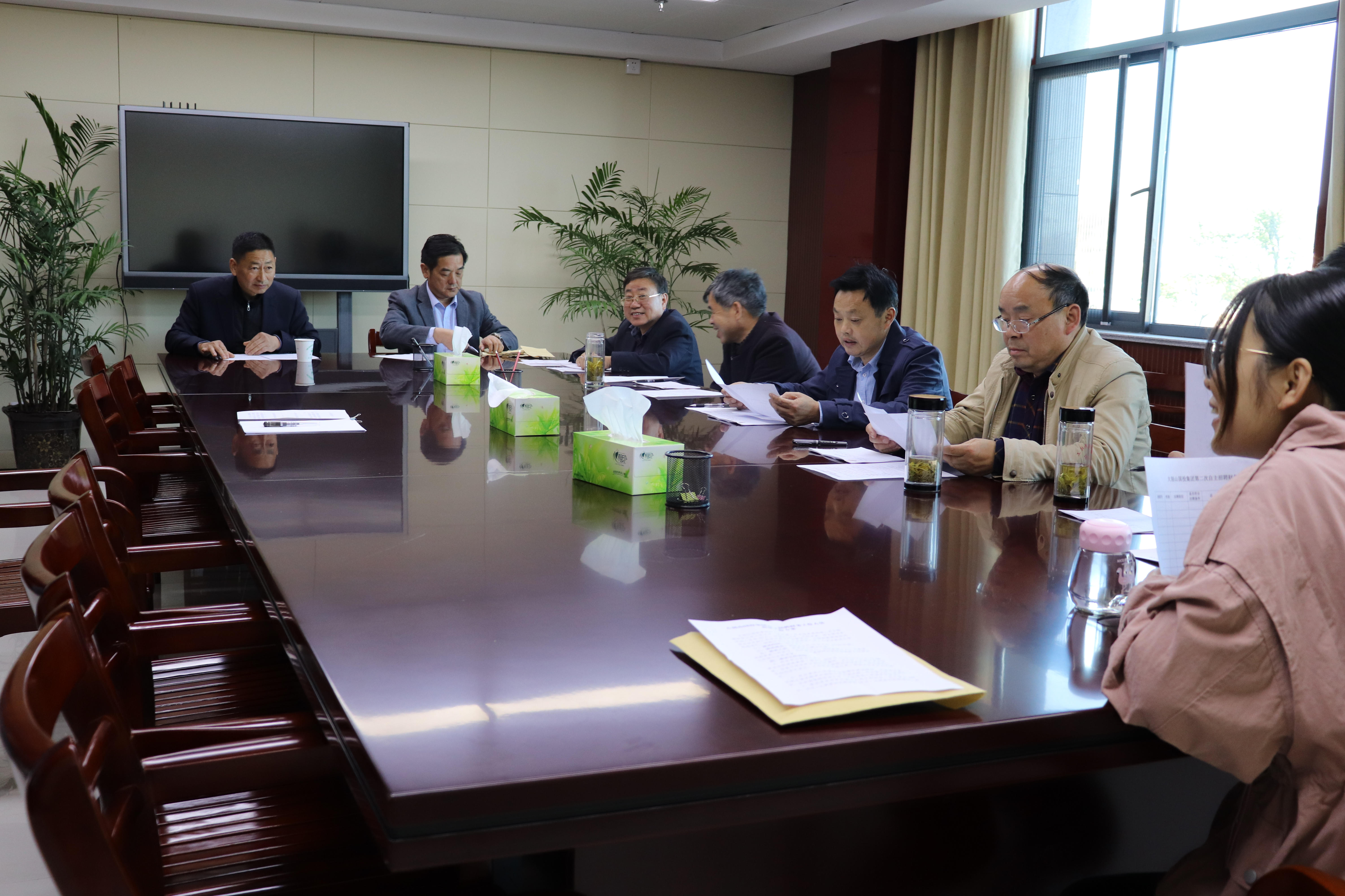 大別山國投集團自主招聘財務(wù)人員進行面試