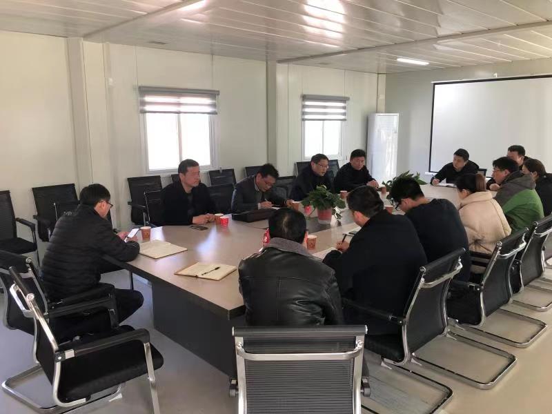 國(guó)鑫建材機(jī)制砂項(xiàng)目召開設(shè)備調(diào)試生產(chǎn)調(diào)度會(huì)
