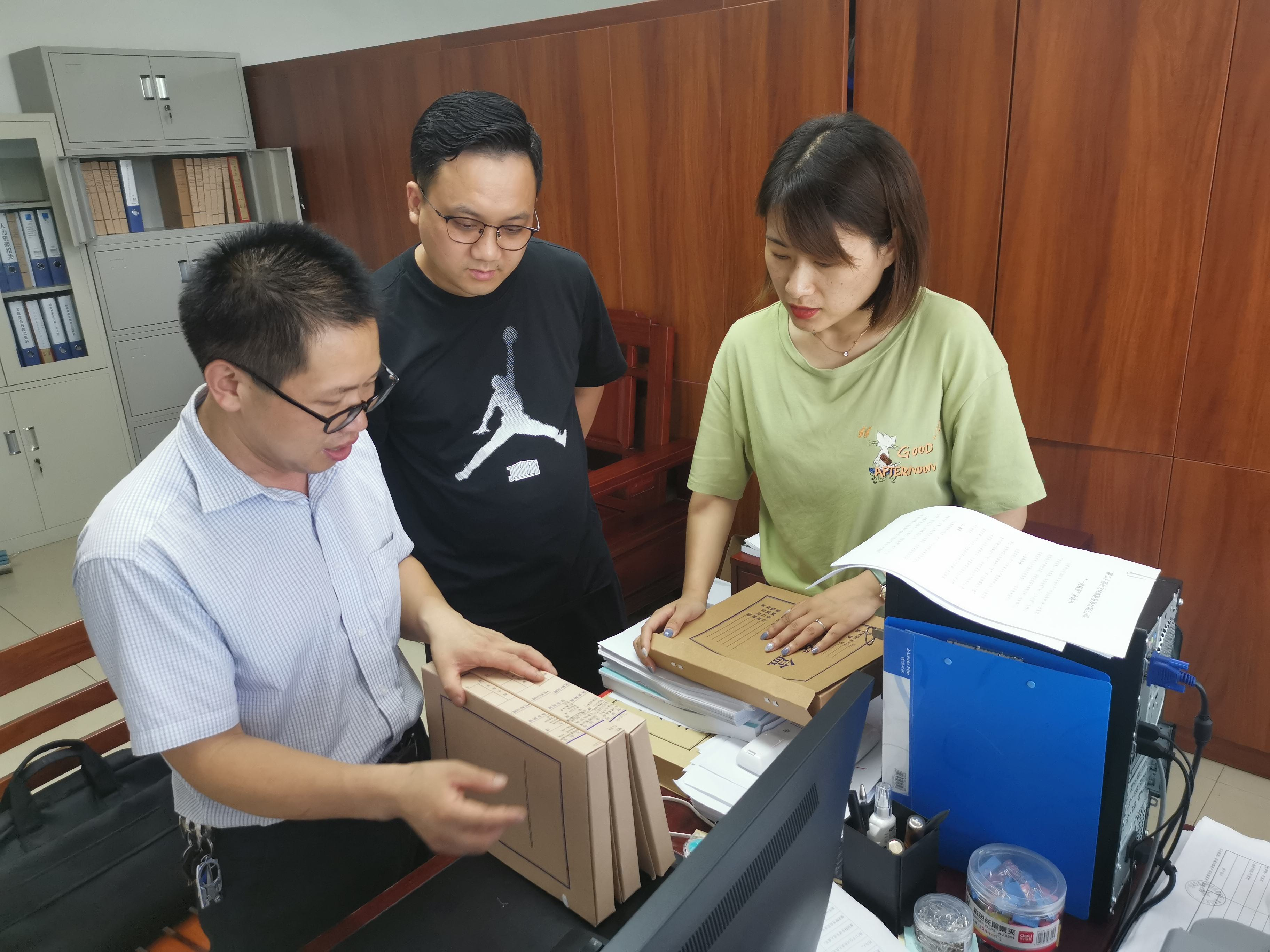 縣委辦檔案管理室檢查指導(dǎo)集團檔案管理工作