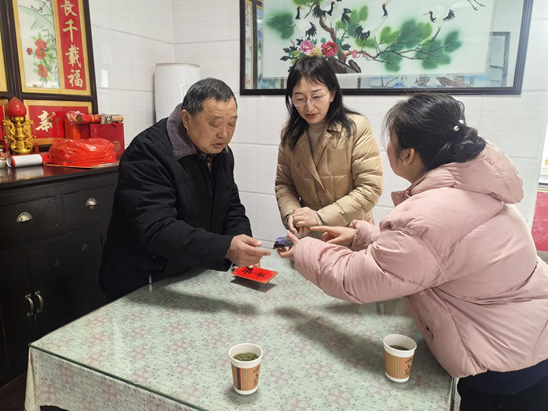 礦產(chǎn)公司慰問(wèn)退休職工